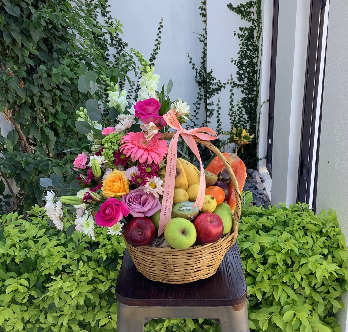 Canasta Frutal y Flores